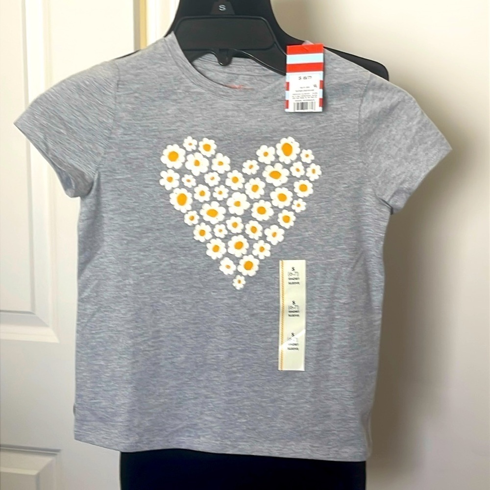 NWT Cat & Jack Floral Heart TShirt Size S (6-7) NWT